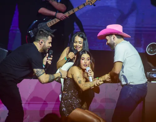 
					Ana Castela é derrubada em show e Zé Felipe acompanha dos bastidores
				
				