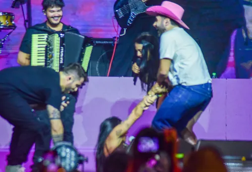 
					Ana Castela é derrubada em show e Zé Felipe acompanha dos bastidores
				
				