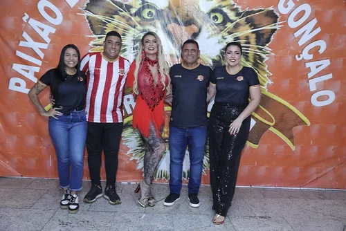 
					Andressa Urach mostra tudo com look transparente em escola de samba
				
				
