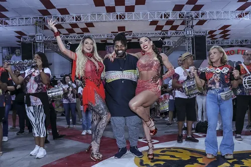 
					Andressa Urach mostra tudo com look transparente em escola de samba
				
				
