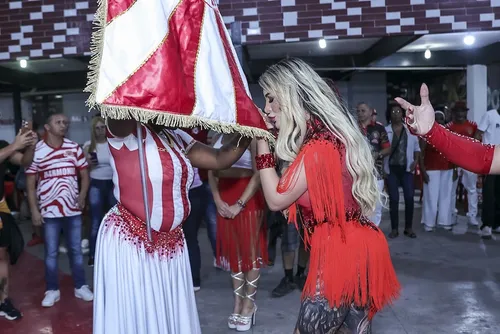 
					Andressa Urach mostra tudo com look transparente em escola de samba
				
				