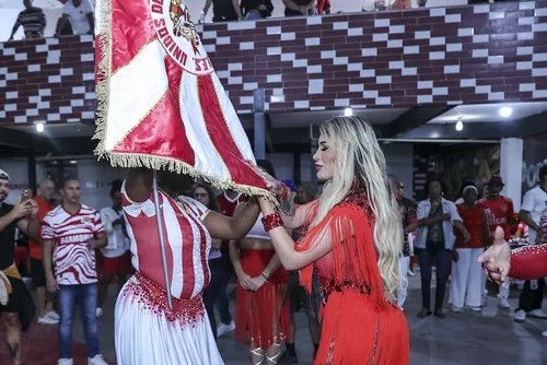 
					Andressa Urach mostra tudo com look transparente em escola de samba
				
				