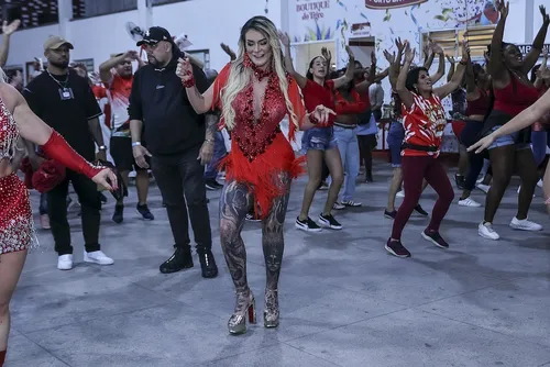 
					Andressa Urach mostra tudo com look transparente em escola de samba
				
				