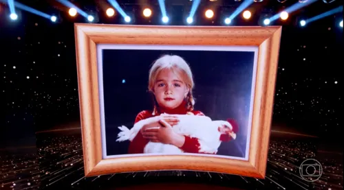 
					Angélica dá cantada ousada em Luciano Huck e público vai à loucura
				
				