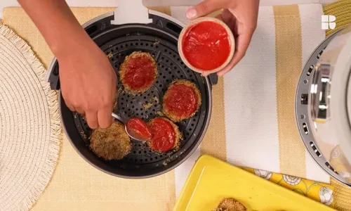 
				
					Aprenda a fazer berinjela à parmegiana na air fryer em 30 minutos
				
				