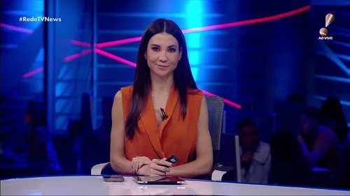 
					Apresentadora da RedeTV! pede demissão e assina com SBT
				
				