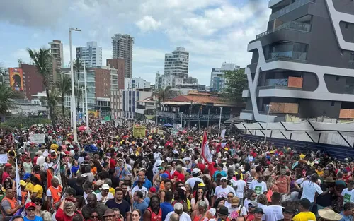
					Ato contra PEC da Blindagem tem Wagner Moura e Daniela em Salvador
				
				