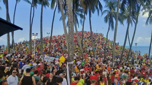 
					Ato contra PEC da Blindagem tem Wagner Moura e Daniela em Salvador
				
				