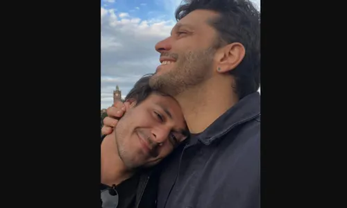 
					Ator de 'Dona de Mim' posta foto rara com namorado e web reage
				
				