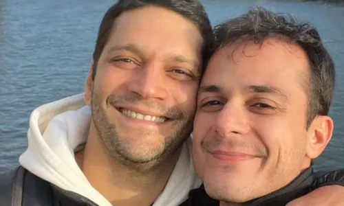 
					Ator de 'Dona de Mim' posta foto rara com namorado e web reage
				
				