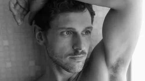 
					Ator de 'Vale Tudo' chama atenção fora de cena e web reage: 'Gostoso'
				
				