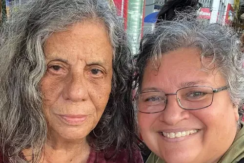 
					Atriz Maria Gladys é flagrada nas ruas do Rio após meses desaparecida
				
				