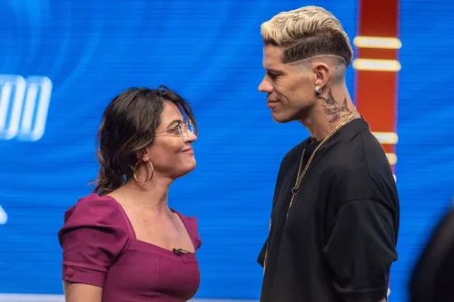 
					Atriz de 'Garota do Momento' surge com novo visual em gravação do SBT
				
				