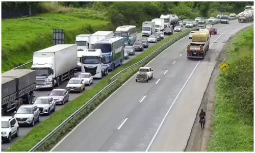 
				
					BR-324 apresenta lentidão em trechos durante saída para São João
				
				