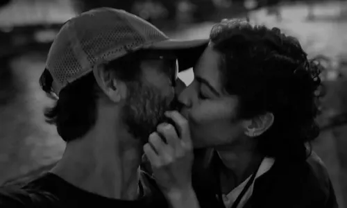 
					Bela Gil dá beijão em homem misterioso durante viagem a Paris; FOTOS
				
				