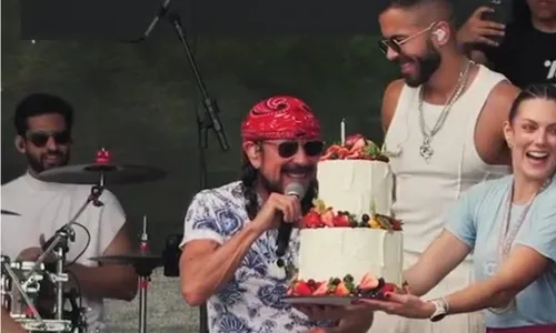 
					Bell Marques ganha surpresa dos filhos com bolo gigante em show
				
				