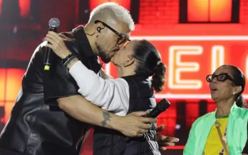 
				
					Belo beija prefeita baiana em cima do palco em show e web reage; VÍDEO
				
				