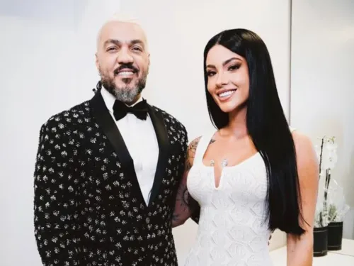 
					Com a namorada em 'A Fazenda', Belo sai de show com outra mulher
				
				