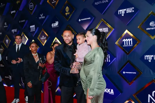 
				
					Mãe de filha de Neymar cancela festão da bebê e toma atitude
				
				