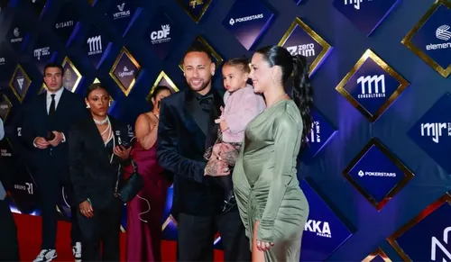 
				
					Bruna Biancardi sofre ataques após ir em festa da filha de Neymar
				
				