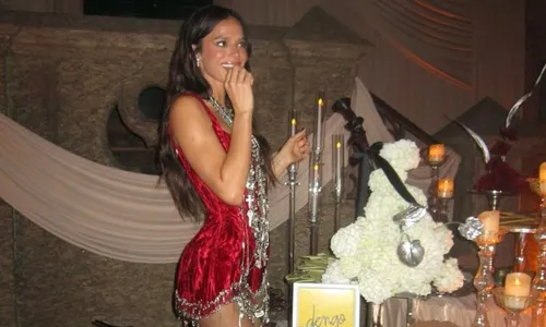 
					Bruna Marquezine abre álbum de fotos do aniversário milionário; veja
				
				