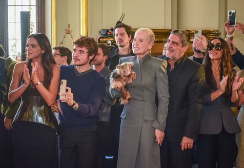 
				
					Bruna Marquezine e Xuxa choram com Sasha, que reúne famosos em desfile
				
				
