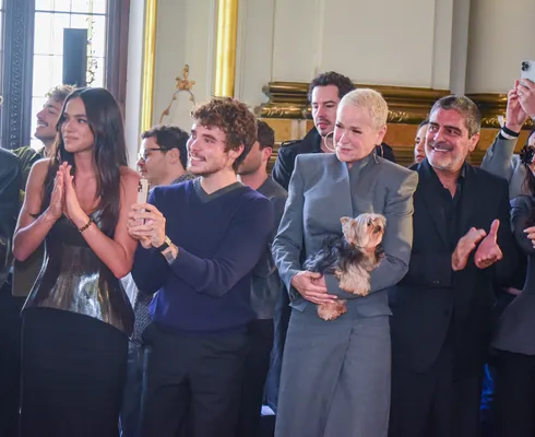 
				
					Bruna Marquezine e Xuxa choram com Sasha, que reúne famosos em desfile
				
				