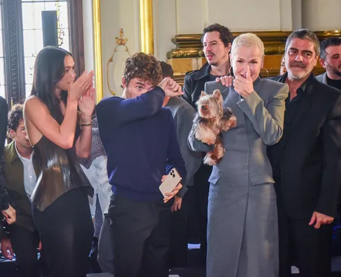 
				
					Bruna Marquezine e Xuxa choram com Sasha, que reúne famosos em desfile
				
				