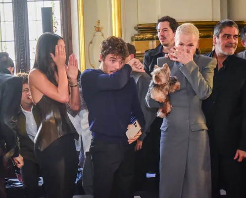 
				
					Bruna Marquezine e Xuxa choram com Sasha, que reúne famosos em desfile
				
				