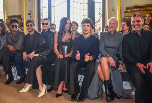 
				
					Bruna Marquezine e Xuxa choram com Sasha, que reúne famosos em desfile
				
				