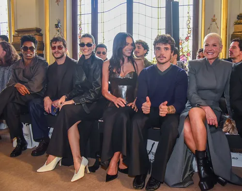 
				
					Bruna Marquezine e Xuxa choram com Sasha, que reúne famosos em desfile
				
				