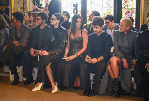 
				
					Bruna Marquezine e Xuxa choram com Sasha, que reúne famosos em desfile
				
				
