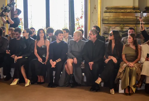 
				
					Bruna Marquezine e Xuxa choram com Sasha, que reúne famosos em desfile
				
				