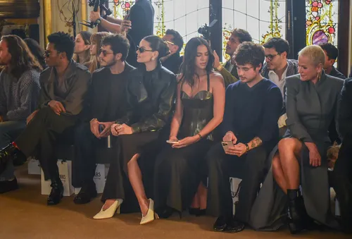 
				
					Bruna Marquezine e Xuxa choram com Sasha, que reúne famosos em desfile
				
				