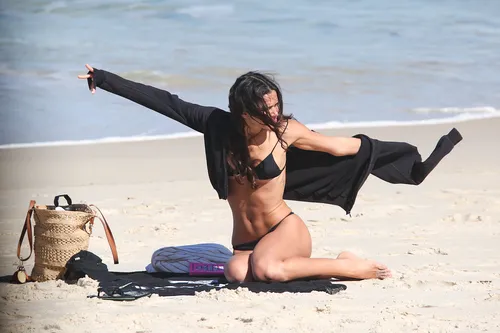 
					Bruna Marquezine é flagrada com bumbum para cima na praia; FOTOS
				
				