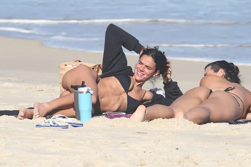
					Bruna Marquezine é flagrada com bumbum para cima na praia; FOTOS
				
				