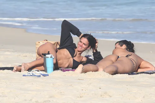 
					Bruna Marquezine é flagrada com bumbum para cima na praia; FOTOS
				
				