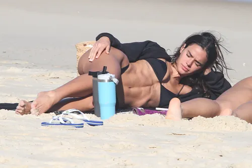 
					Bruna Marquezine é flagrada com bumbum para cima na praia; FOTOS
				
				
