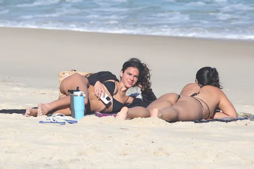 
					Bruna Marquezine é flagrada com bumbum para cima na praia; FOTOS
				
				