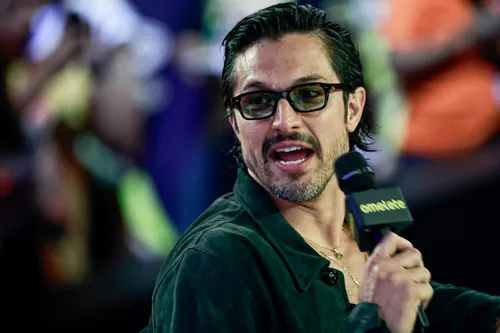 
					Bruna Marquezine provoca Romulo Estrela e faz pedido ousado na CCXP25
				
				