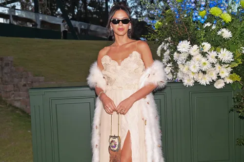 
				
					Bruna Marquezine viraliza ao disputar buquê de Giovanna Lancellotti
				
				