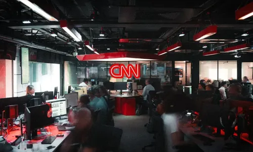 
				
					CNN faz cortes de gastos, demite âncora e tira 4 programas do ar
				
				
