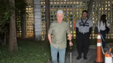 
					Caco Barcellos surge de bengala aos 75 anos; veja como está jornalista
				
				