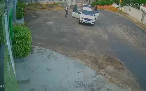 
					Câmera flagra momento em que homem é executado em Salvador
				
				