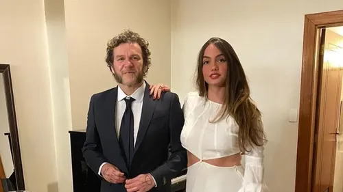 
					Cantor Otto surpreende namorada baiana 30 anos mais jovem
				
				