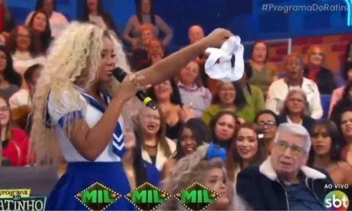 
				
					Cariúcha choca ao tirar calcinha ao vivo no Programa do Ratinho; VÍDEO
				
				