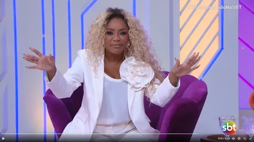 
				
					Cariúcha rebate criticas durante ao vivo e debocha: 'Pode meter o pau'
				
				