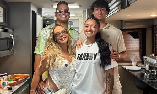 
					Carla Perez abre álbum de fotos com família e se declara para Xanddy
				
				