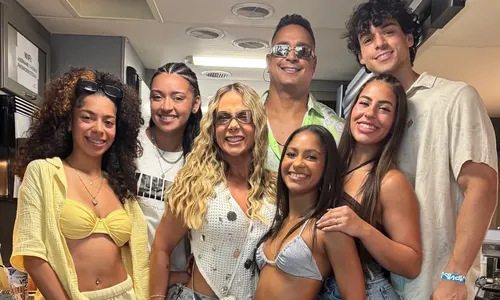 
					Carla Perez abre álbum de fotos com família e se declara para Xanddy
				
				