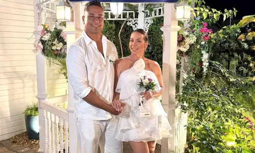 
					Carla Perez e Xanddy renovam votos de casamento em Las Vegas; FOTOS
				
				